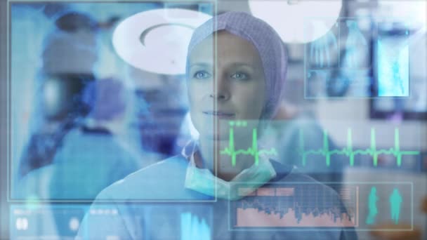 Медсестра за допомогою футуристичного аналітичного інтерфейсу в операційній — стокове відео
