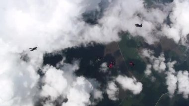 Skydiviers ekibi uçaktan atlamak