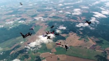 Skydiviers ekibi uçaktan atlamak