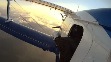 Skydiver uçaktan atlama