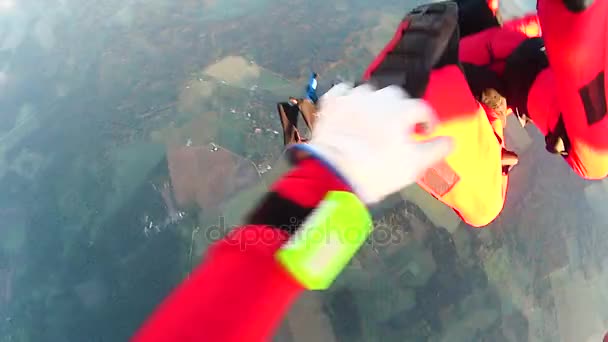 Команда скайдайверов прыгает с самолета — стоковое видео