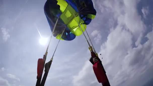 Apertura paracadute. Cielo. . — Video Stock