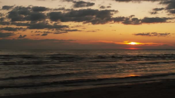 Okyanus deniz manzarası günbatımı zamanında. — Stok video