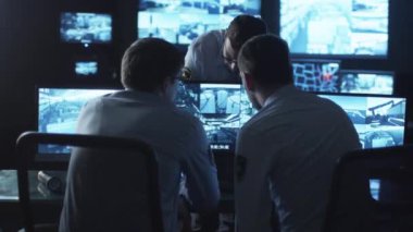 Grup güvenlik memurları iş karanlık bir izleme odada göstermek perde ile dolu bir konuşma olması.