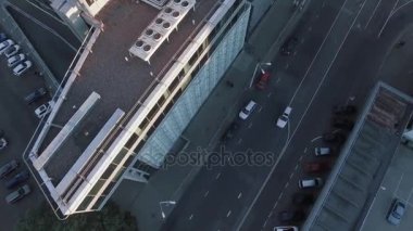 Hava uçak atış iki kişinin üzerinde bir şehir sokak yürüyüş.