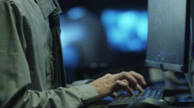 Profesyonel yazılımcı bardaklarda göstermek perde ile dolu karanlık office odasında bilgisayarda çalışan BT.