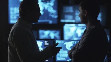 İki erkek eleman karanlık bir izleme odada göstermek perde ile dolu bir konuşma yapıyoruz.