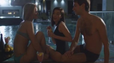 Arkadaş grubu bir spa Sağlık Merkezi bir havuzda yakınındaki konuşurken eğlenceli yaşıyorsanız.