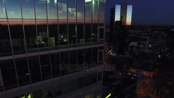 Drohnenaufnahmen eines Abendgeschäfts in der Innenstadt mit gläsernen Gebäuden. — Stockvideo