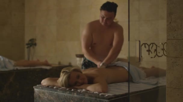 Giovane bella femmina è rilassante durante un massaggio turco sapone in un centro benessere spa . — Video Stock