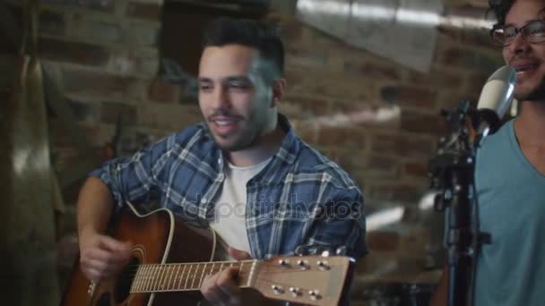 Band chanter et jouer de la guitare tout en enregistrant une chanson et en pratiquant dans un home studio dans un garage . — Video