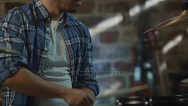 Baterista toca música enquanto ensaiava uma música em um estúdio em casa em uma garagem . — Vídeo de Stock