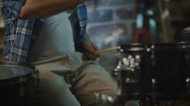 Davulcu ev stüdyosunda bir garaj bir şarkıda prova yaparken müzik çalar.