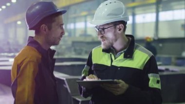 Mühendis ve işçi kavganın bir ağır sanayi fabrikada konuşuyoruz.