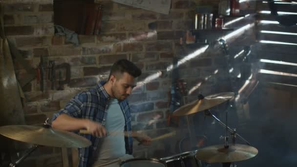 Drummer speelt muziek tijdens try-out van een lied in een home studio in een garage. — Stockvideo