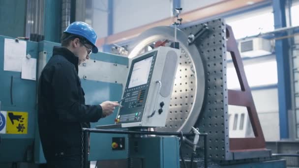 Trabajador de fábrica está programando una fresadora CNC con una tableta . — Vídeos de Stock