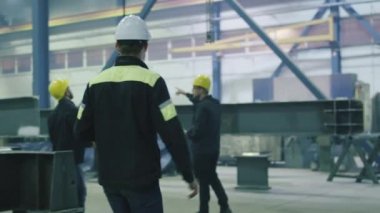 Mühendisidir kask içinde bir el sıkışma ağır sanayi Fabrikası'nda işçilerle tebrik.