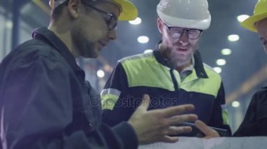 Takım ağır sanayi Fabrikası'nda işçi var bir plan ararken bir konuşma.