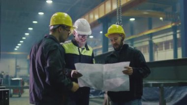 Takım ağır sanayi Fabrikası'nda işçi var bir plan ararken bir konuşma.