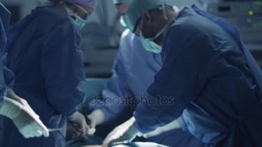 Tıbbi ekip modern ameliyathanede cerrahi operasyon yapıyor.