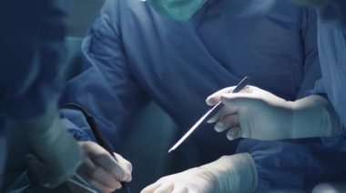 Tıbbi ekip modern ameliyathanede cerrahi operasyon yapıyor.