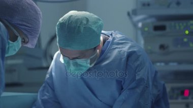 Hemşire silme ter doktor alın sırasında Cerrahi operasyon içinde Modern ameliyathane dışı