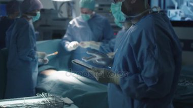 Doktor ameliyat odasında tablet kullanma.