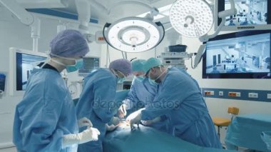 Tıbbi Ekip Parlak Modern Ameliyathanede Cerrahi Operasyon Yapıyor