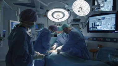 Tıbbi ekip modern ameliyathanede cerrahi operasyon yapıyor.