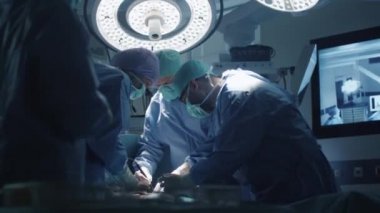 Tıbbi ekip modern ameliyathanede cerrahi operasyon yapıyor.