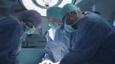 Tıbbi ekip modern ameliyathanede cerrahi operasyon yapıyor.