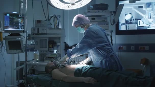 Équipe médicale effectuant la défibrillation dans la salle d'opération moderne — Video