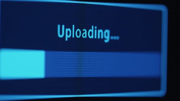 Filmagem da tela de exibição do computador com a barra de upload preenchendo o espaço . — Vídeo de Stock