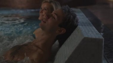 Erkek ve kadın havuzu jakuzi küveti plaka spa Sağlık Merkezi üzerinde rahatlatıcı.