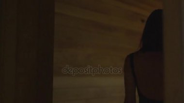 İki çekici kızlar Mayo içinde spa Sağlık Merkezi bir buhar banyosunda rahatlatıcı.