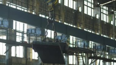 Endüstriyel elektromıknatıs vinç kaldırma ve Metal çubuklar hareket sırasında