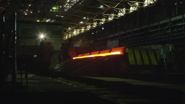 Těžké průmyslové stroje zpracování roztavené hořící horké Metal Bar. — Stock video