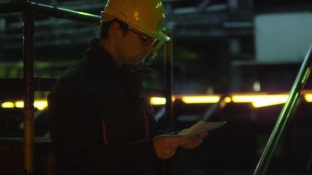 Technicus in het harde werken van de hoed doet kwaliteitscontrole in gieterij. Industriële omgeving. — Stockvideo