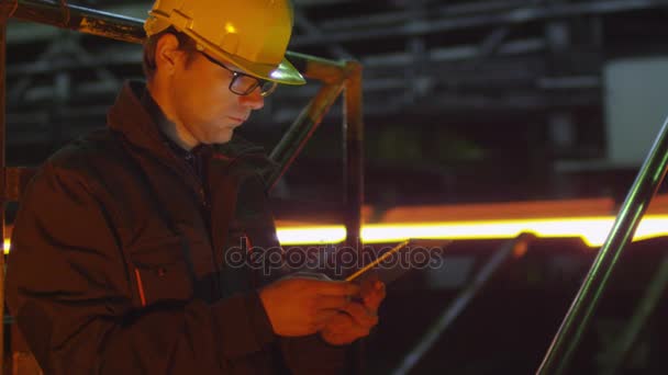 Ingenieur in hartem Hut mit Tablet-PC in der Gießerei. industrielles Umfeld. — Stockvideo