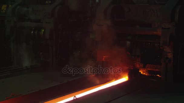 Máquinas da indústria pesada processamento derretido queima barra de metal quente . — Vídeo de Stock