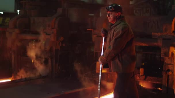 Retrato del trabajador de la industria pesada haciendo control de calidad en fundición. Entorno industrial áspero. Amplio tiro . — Vídeo de stock