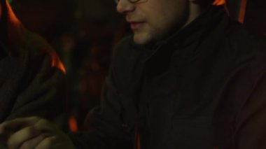 Mühendis ve işçi döküm içinde görüşme. Endüstriyel ortamlar. Zorlu endüstriyel ortamlar.