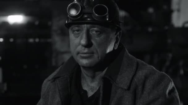 Porträt eines Schwerindustriellen mit hartem Hut auf der Gießerei. Schwarz-Weiß. raues industrielles Umfeld. — Stockvideo