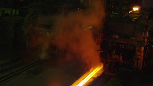 Timelapse di macchine per l'industria pesante che lavorano la metallo caldo bruciante fuso. Ruvido ambiente industriale . — Video Stock