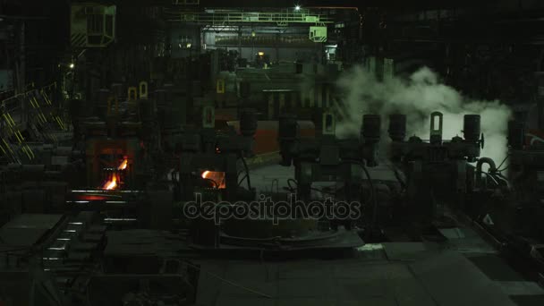 Timelapse of Heavy Industry Machines Processing Melted Burning Hot Metal. Entorno industrial áspero . — Vídeos de Stock