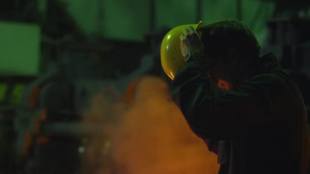 Retrato de Técnico da Indústria Pesada Colocando em Chapéu Duro. Ambiente industrial áspero . — Vídeo de Stock