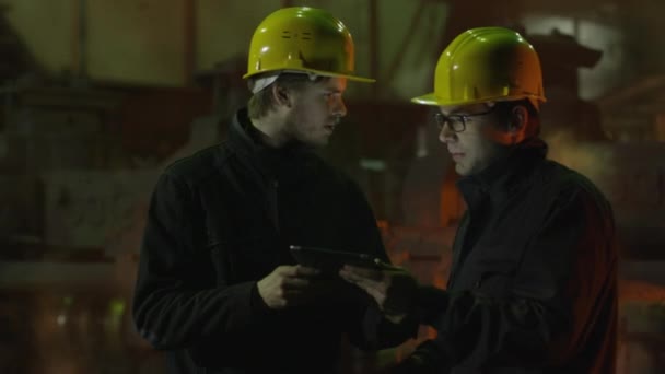 De werknemer die Tablet Pc gebruikt in de gieterij. Industriële omgeving. — Stockvideo