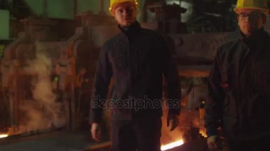 Konuşma ve Tablet Pc kullanarak döküm içinde iki işçi var