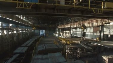 Elektromanyetik Vinçler hareket ile büyük sanayi yapılar içinde hava atış.