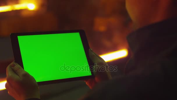Использование планшетного ПК с зеленым экраном в литейном цехе. Промышленная среда. Great for Mock-up usage . — стоковое видео